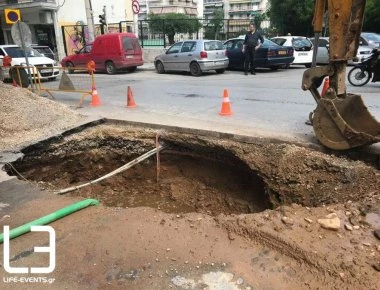 Θεσσαλονίκη: Απίστευτες εικόνες - Τεράστια τρύπα στο δρόμο (βίντεο, φωτό)